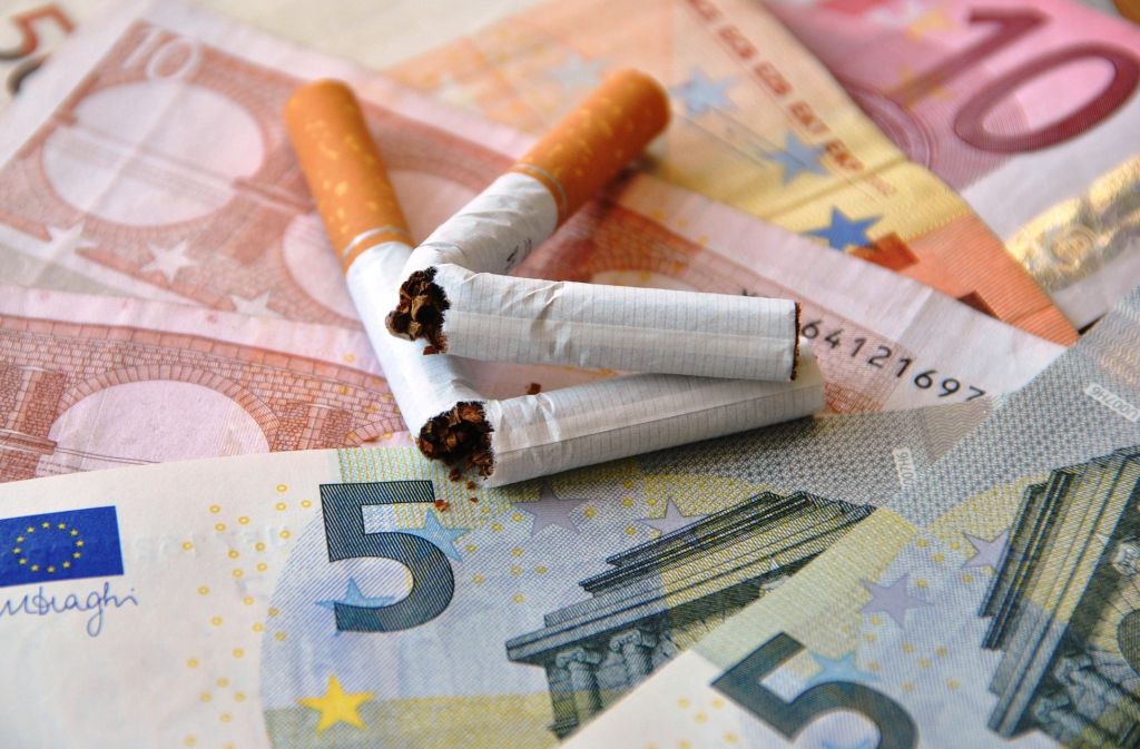 zerbrochene Zigaretten auf Euro-Banknoten