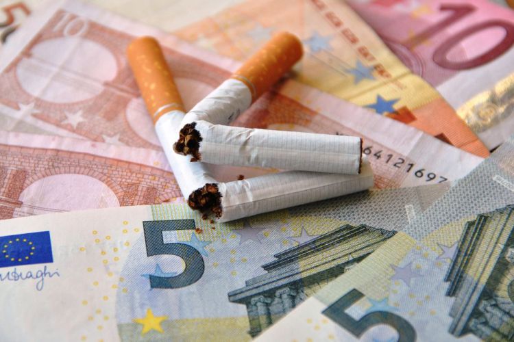 zerbrochene Zigaretten auf Euro-Banknoten